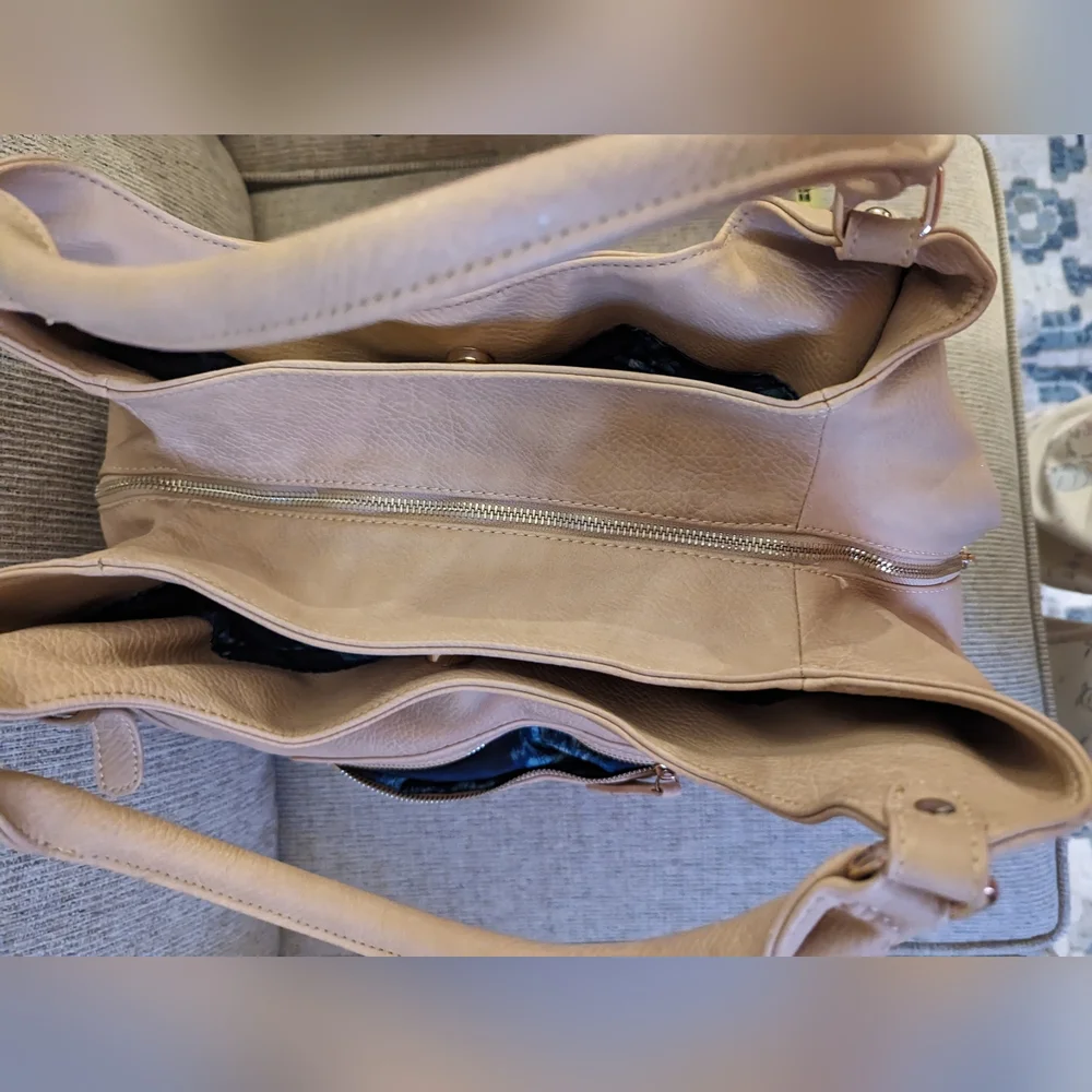 Moda Luxe Handbag - Picture 5 of 12